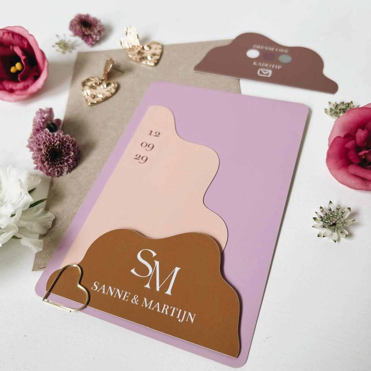 Trouwkaart organische golvende vormen in vrolijke paarse kleuren