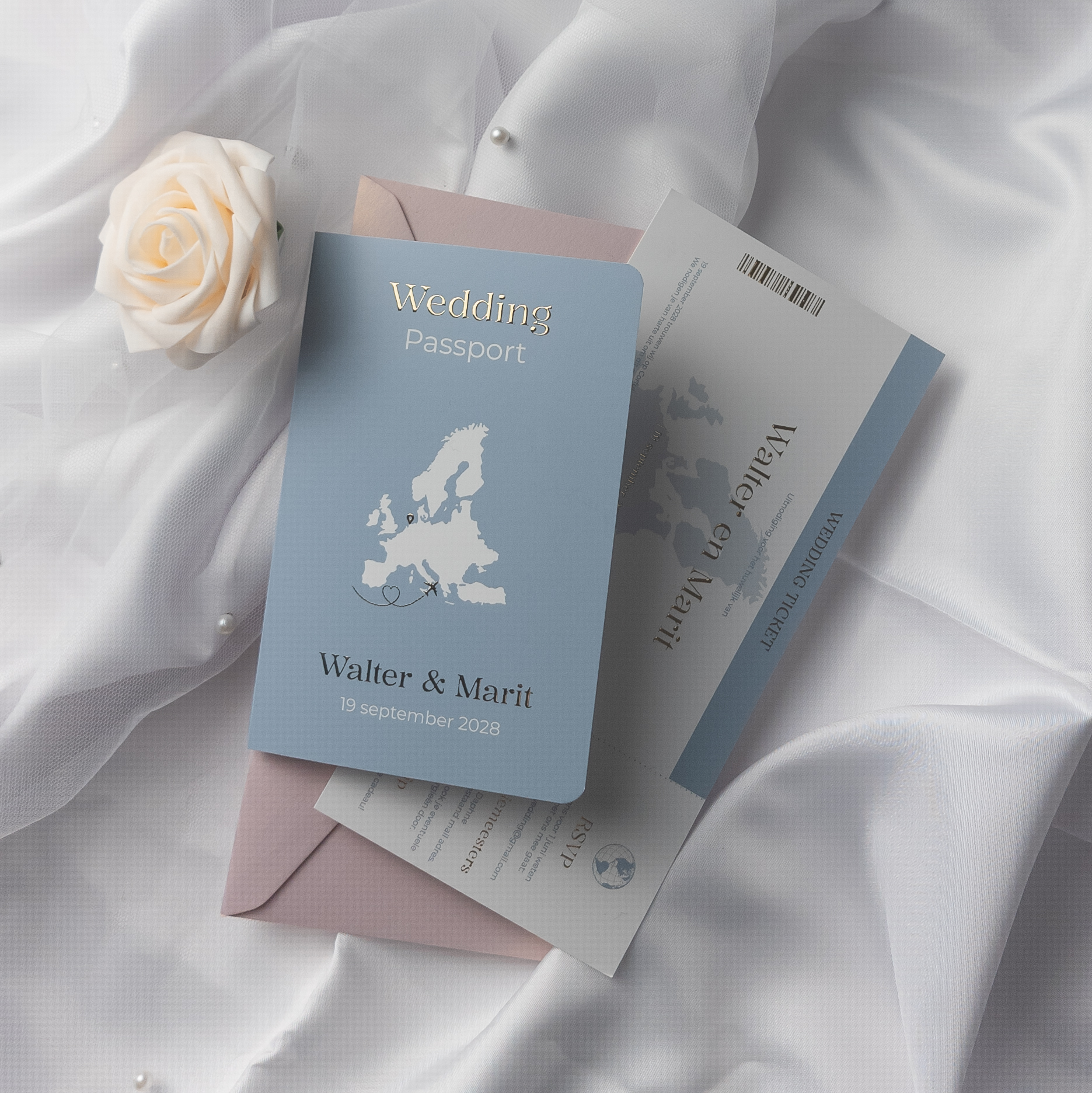trouwkaart set paspoort en ticket blauw goud