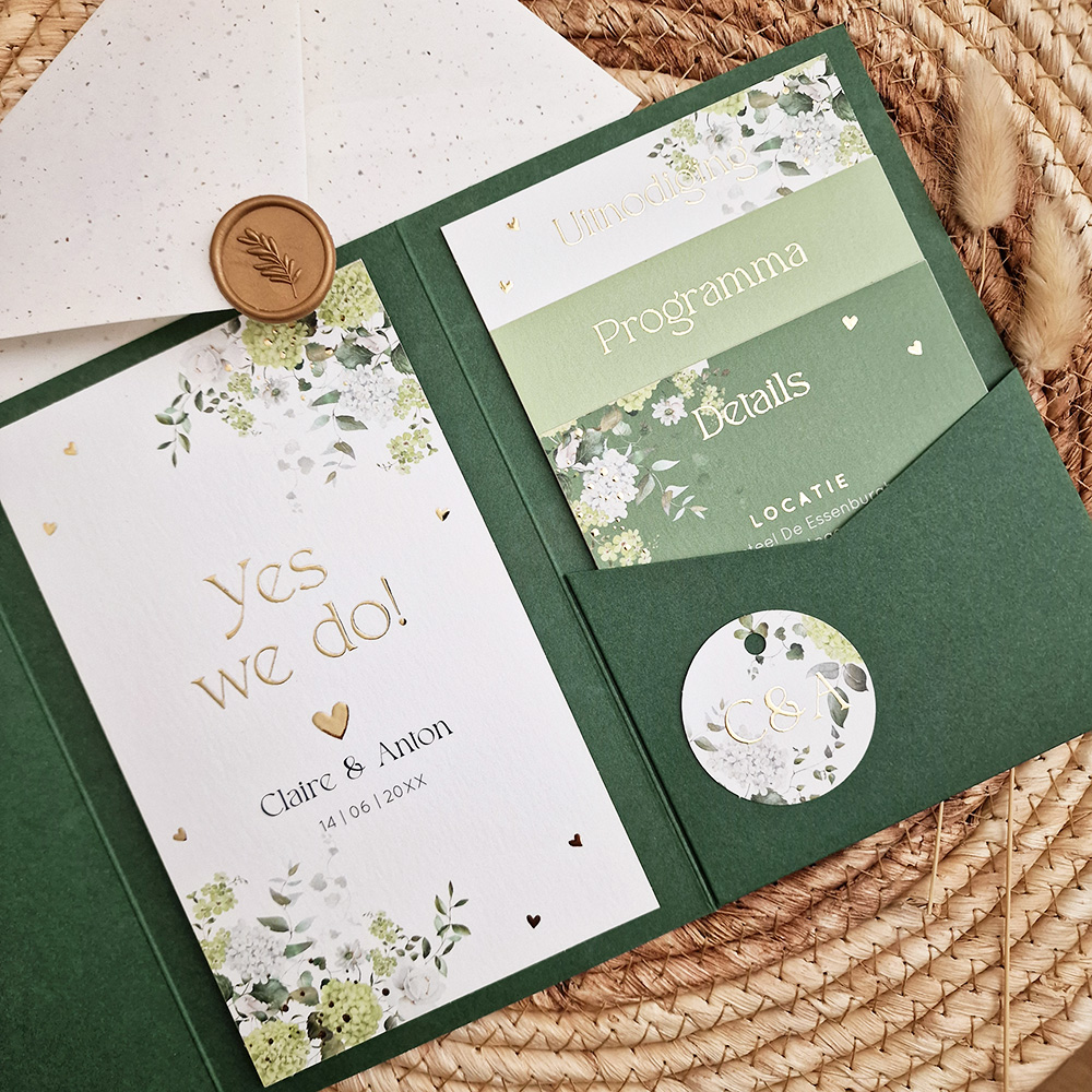 Pocketfold trouwkaart bloemen hortensia groen wit goudfolie