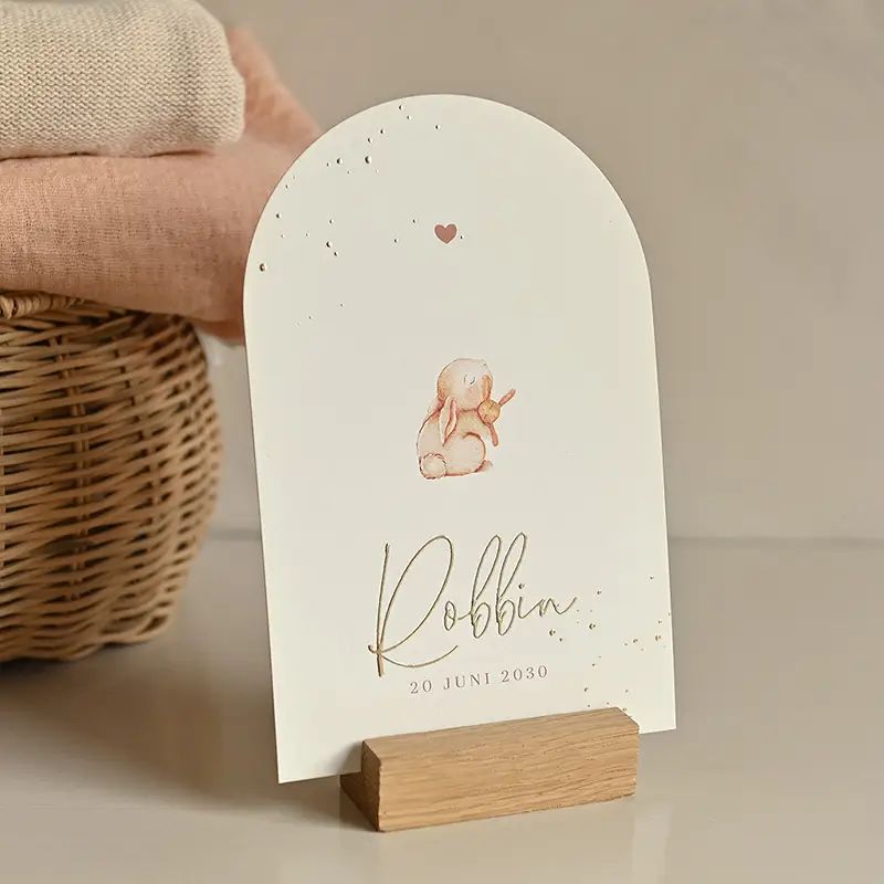 Minimalistisch geboortekaartje met konijntje en gouden details