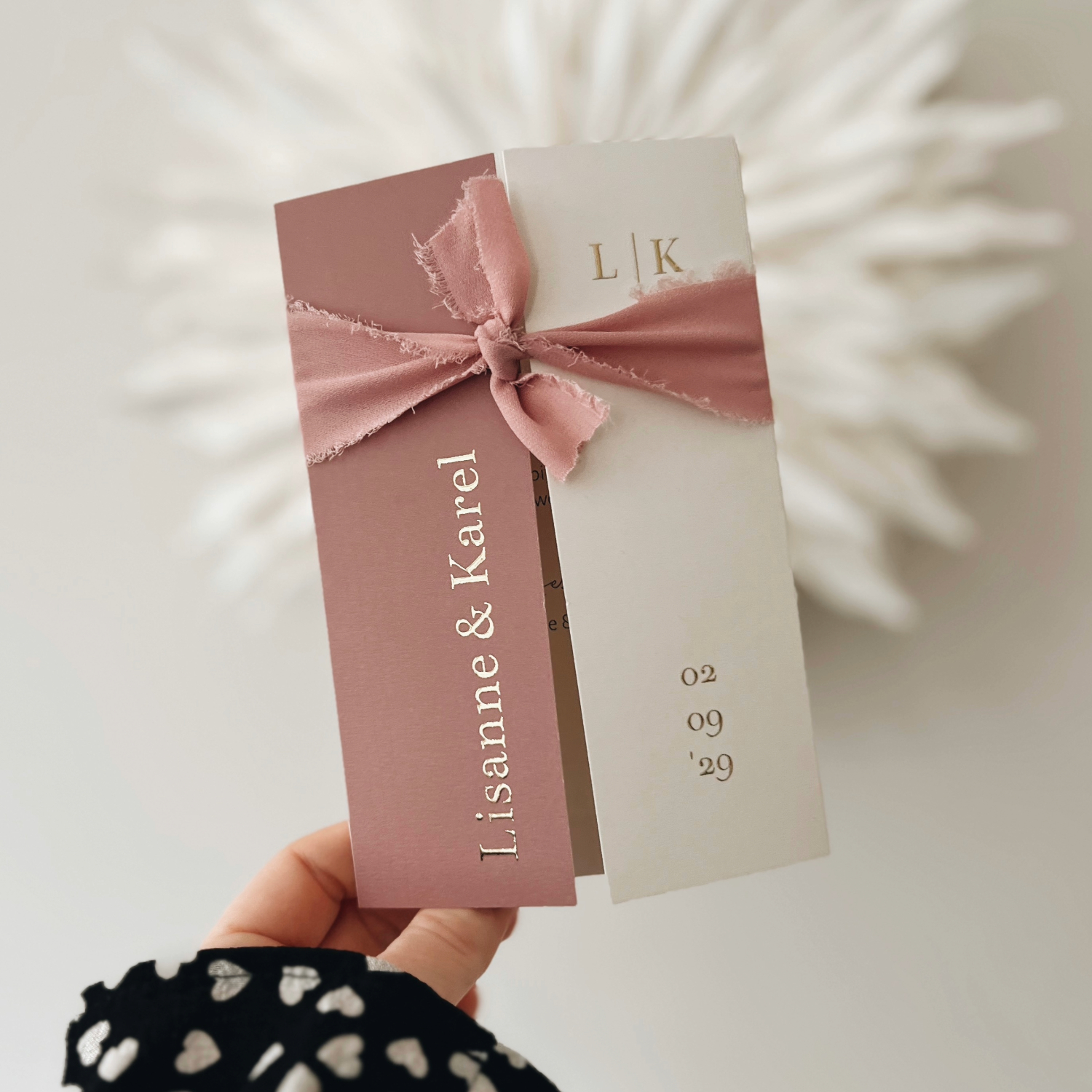 Luikvouw trouwkaart roze beige en goudfolie met logo