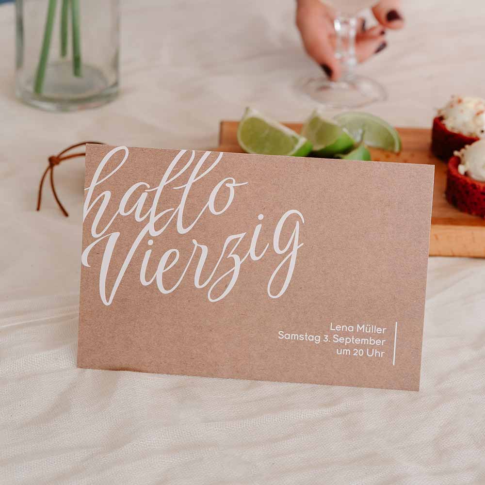 Einladung zum 40. Geburtstag mit Kraft-Look und geschwungener Schrift