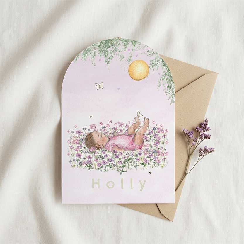Halfrond geboortekaartje met baby, bloemen en lila tinten