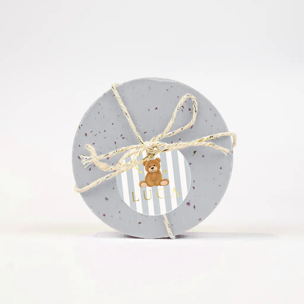 Rond labeltje met beer en naam in folie - per 16 stuks