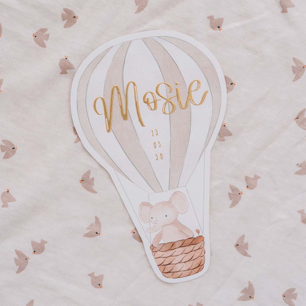 Origineel geboortekaartje luchtballon vorm met olifantje en mat goudfolie