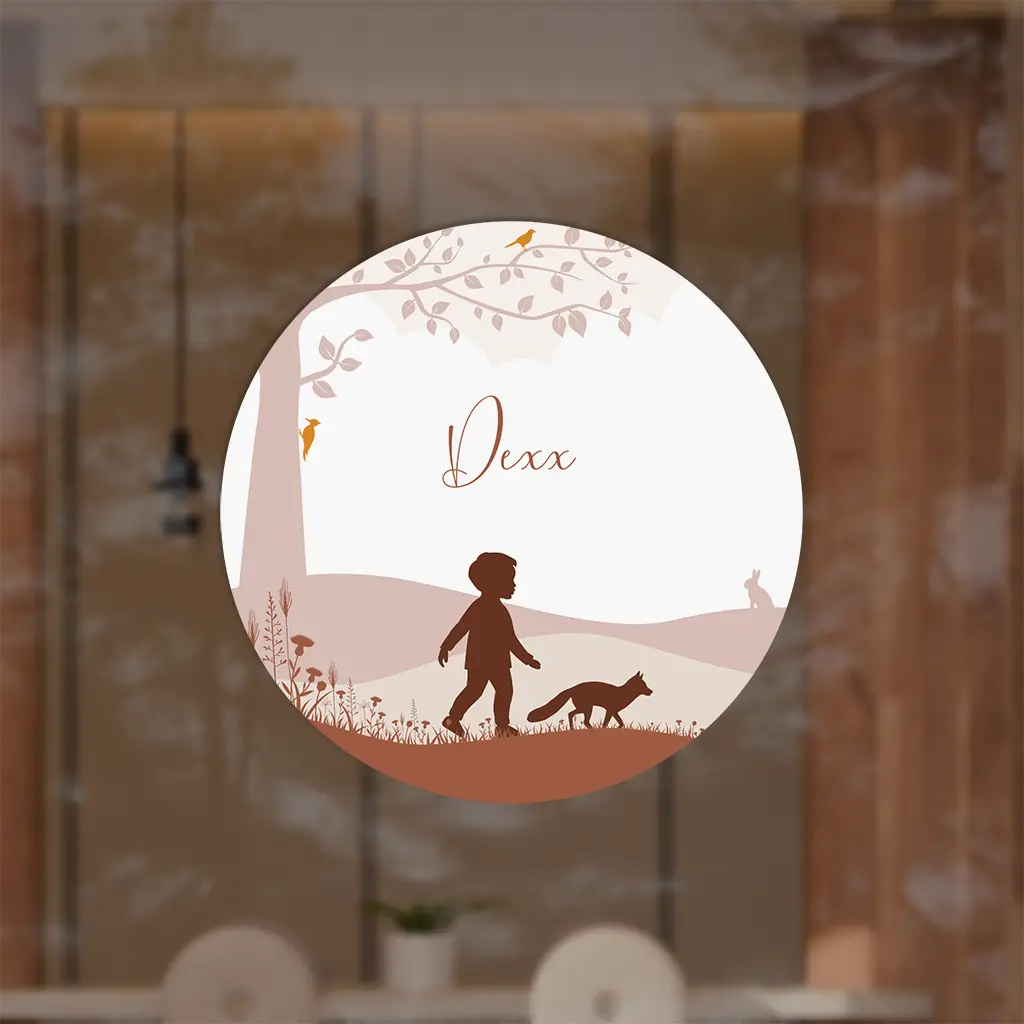 Raamsticker met jongen en vosje in abstract landschap
