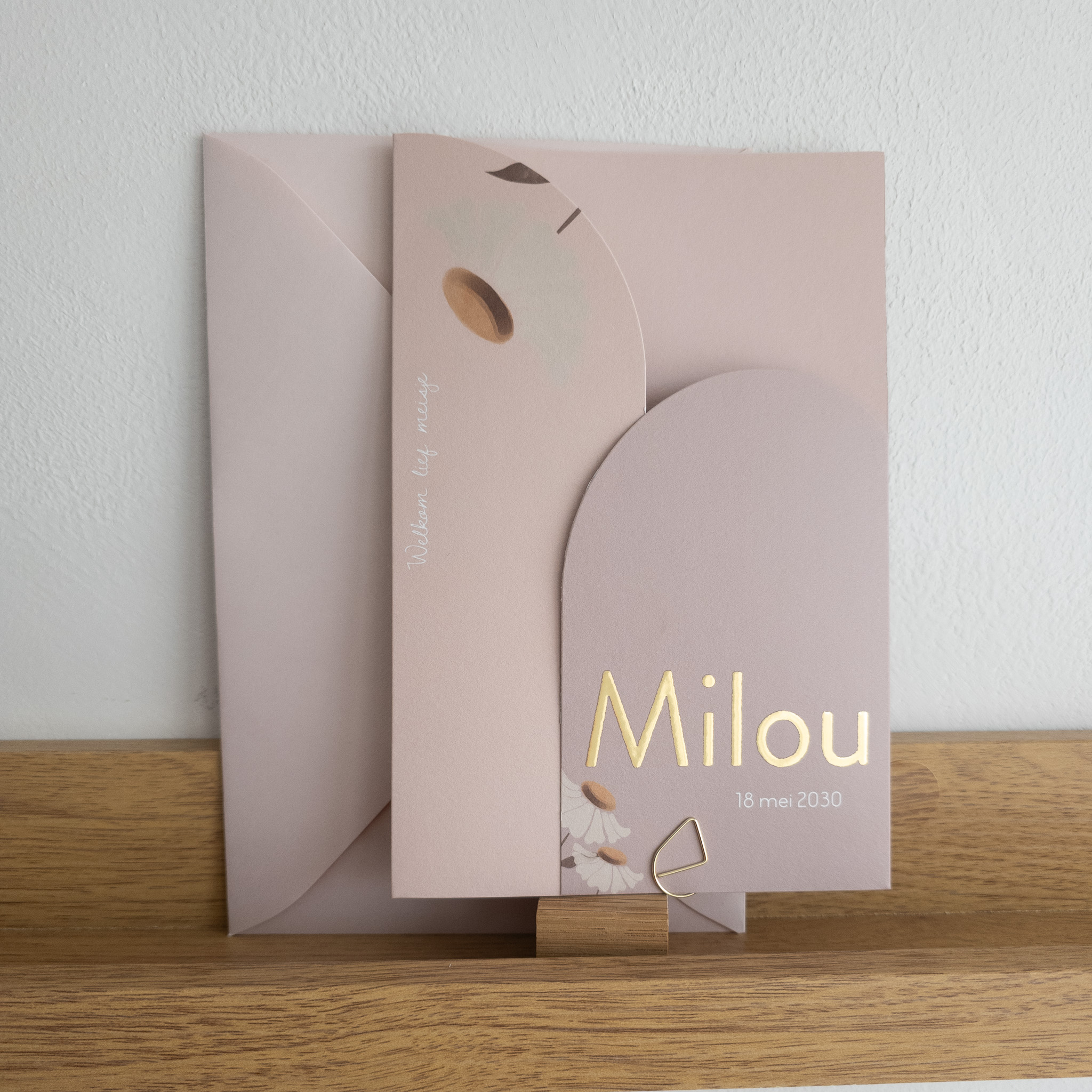 Geboortekaartje drieluik boogdeurtjes oudroze bloem mat goud