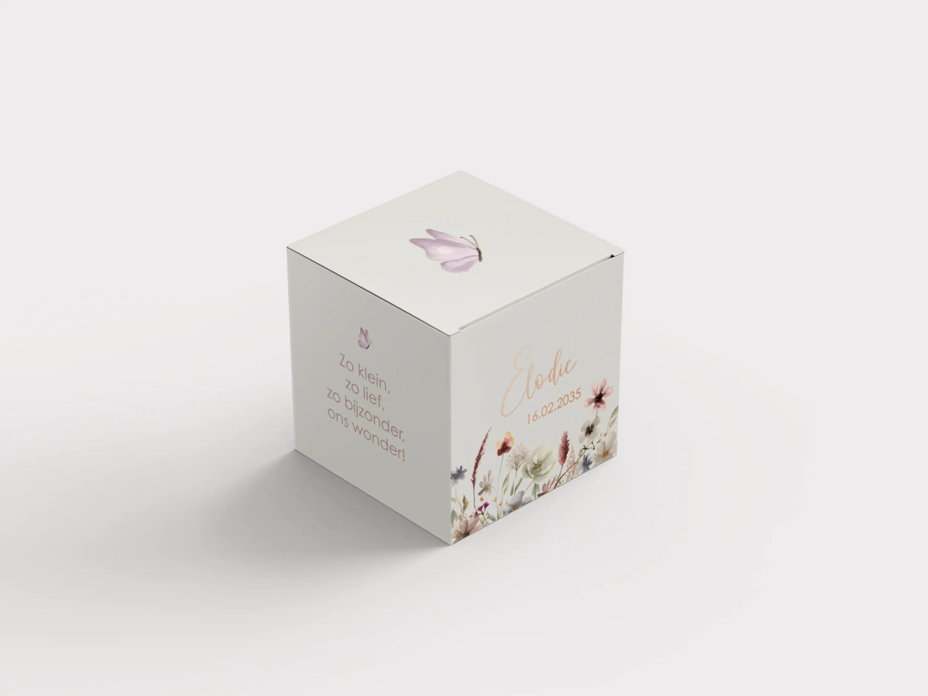 Doopsuikerdoosje met veldbloemen en lief vlindertje