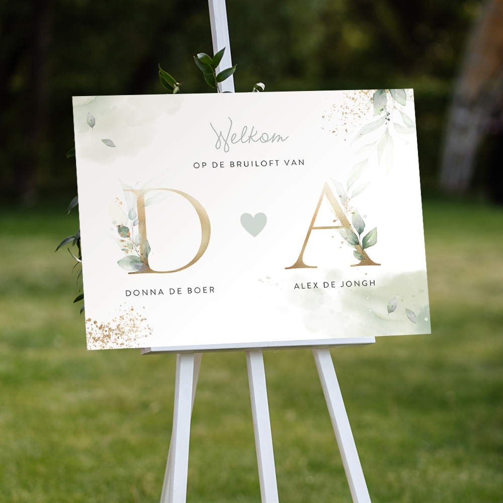 Botanisch welkomstbord met goudkleurige initialen