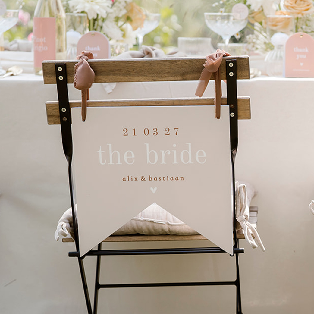 Stuhldekoration Hochzeit "The Bride" in neutralen Farben