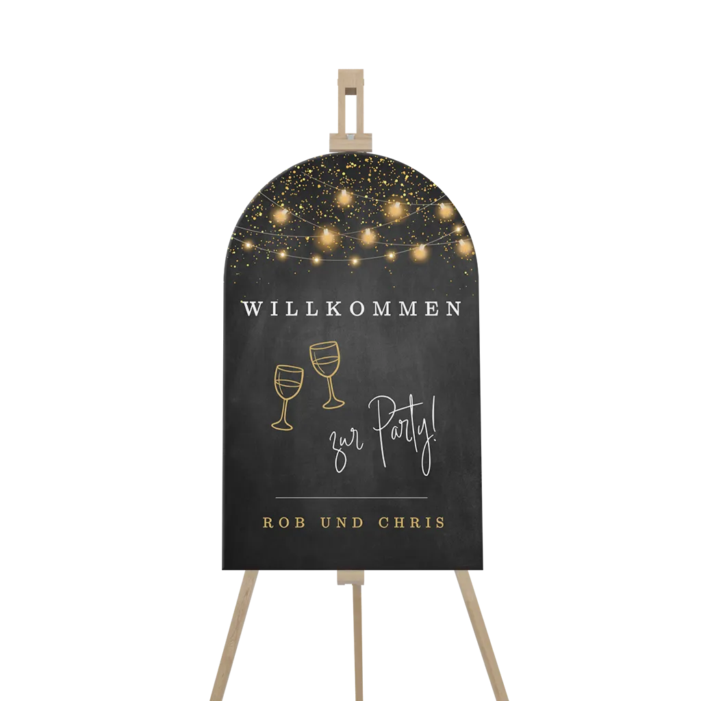 Willkommensschild in Bogenform mit Lichterkette und Weingläsern