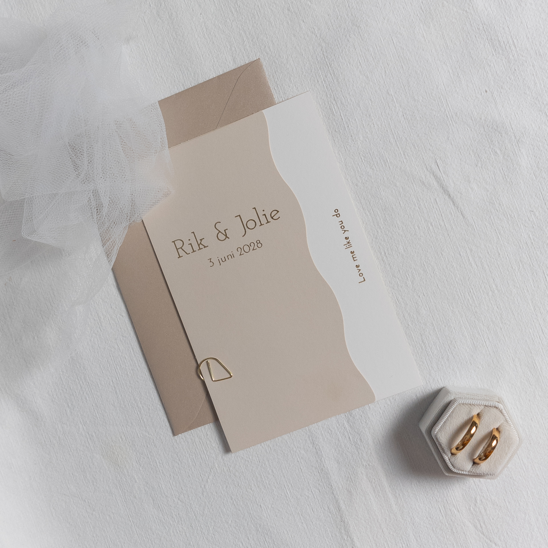 Trouwkaart golfrand wit beige goud