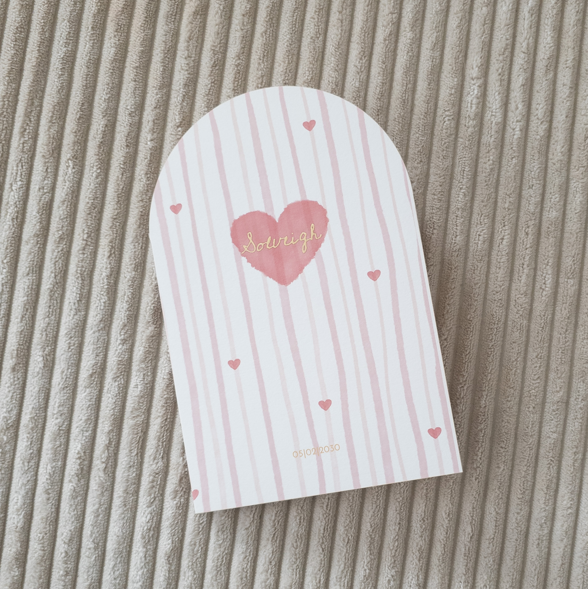 Geboortekaartje dubbele boogvorm meisje roze streep hartje goudfolie