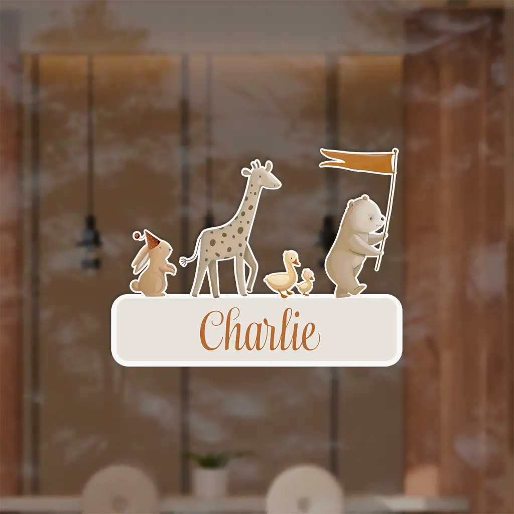 Lieve raamsticker met dierenparade in aardetinten