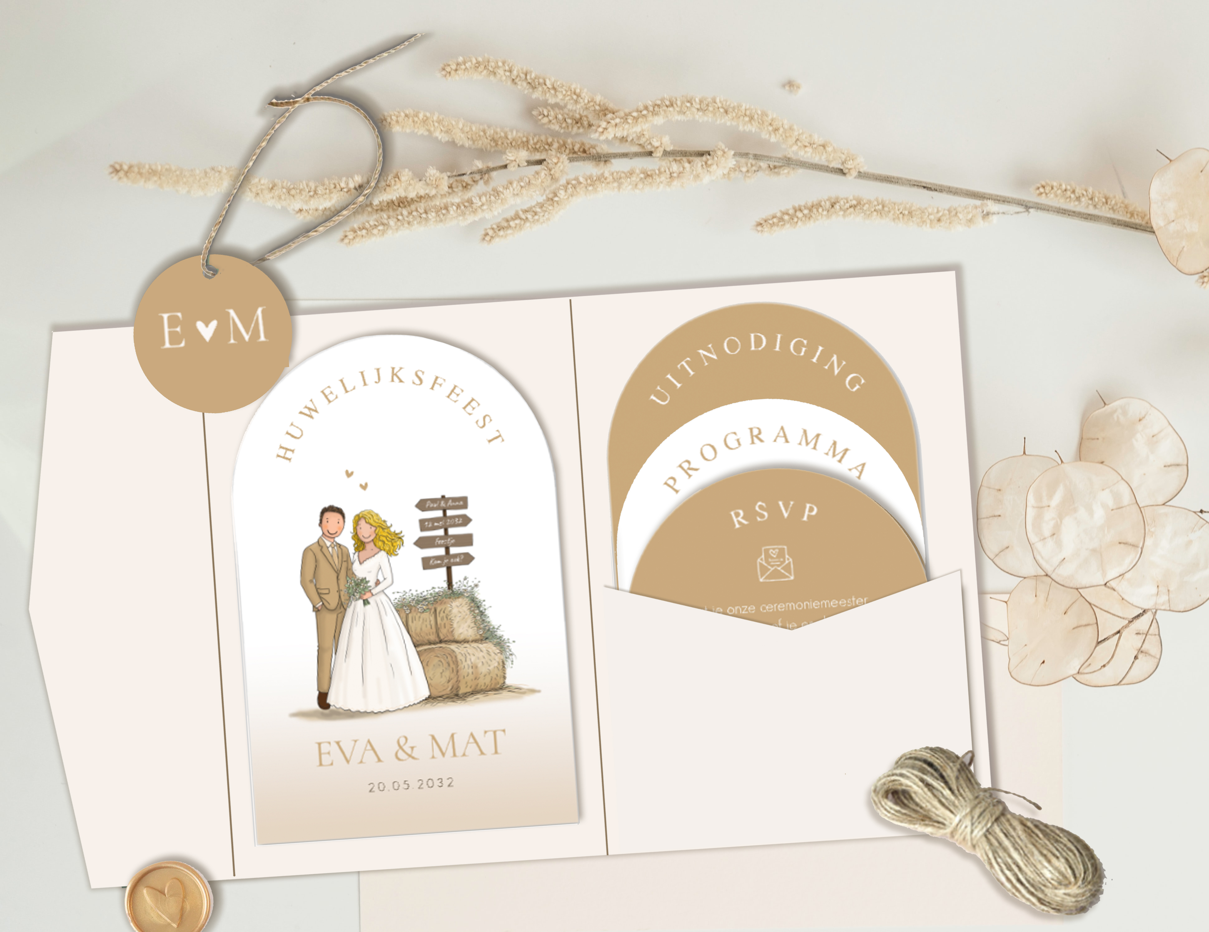 Pocketfold ronde boog met bruidspaar in hooi en bloemen