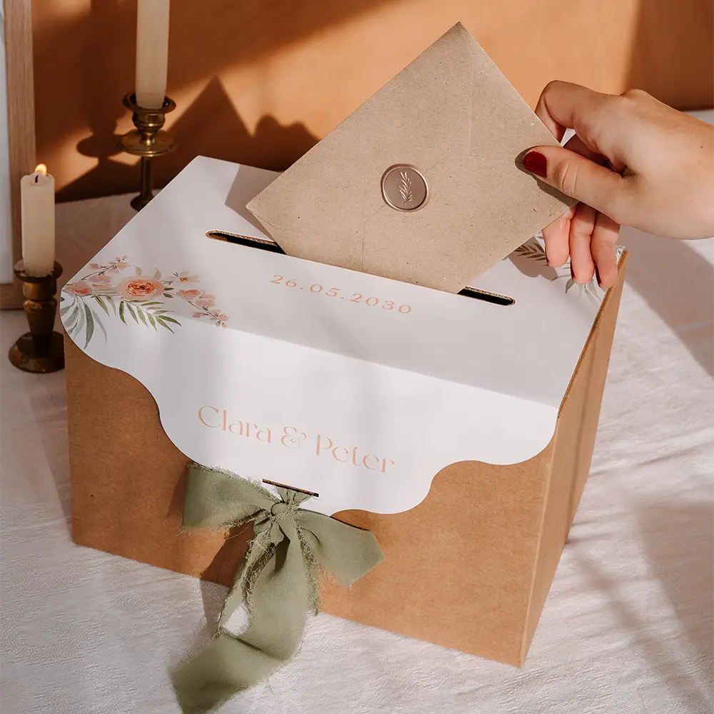 Karton-Umschlagbox mit romantischen Blumen
