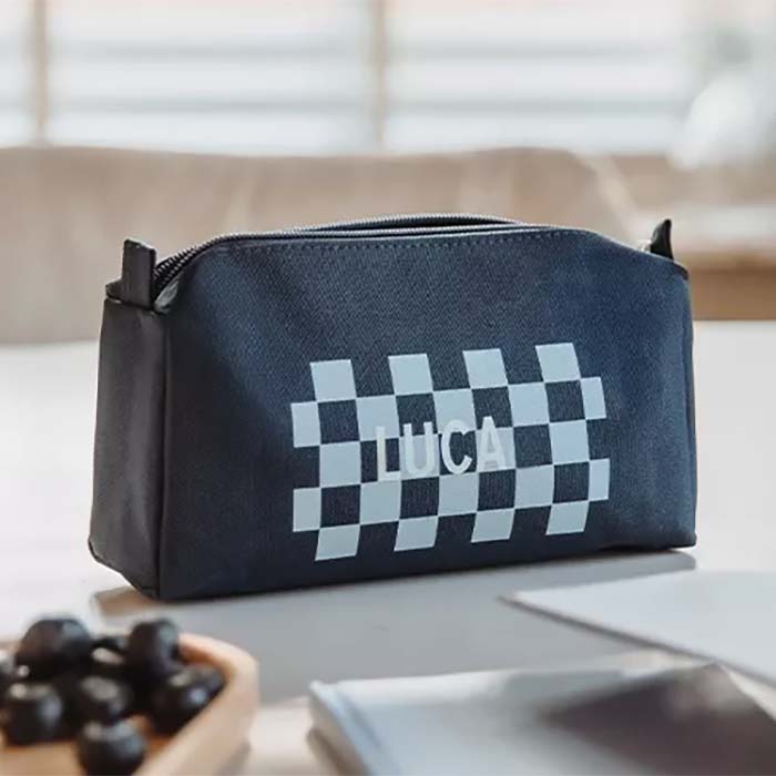 Federmäppchen für die Schule mit Schachbrettmuster