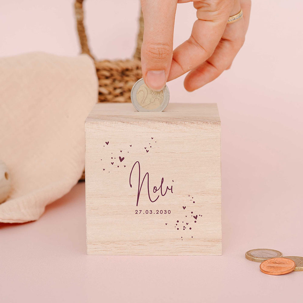 Houten spaarpot met naam en hartjes