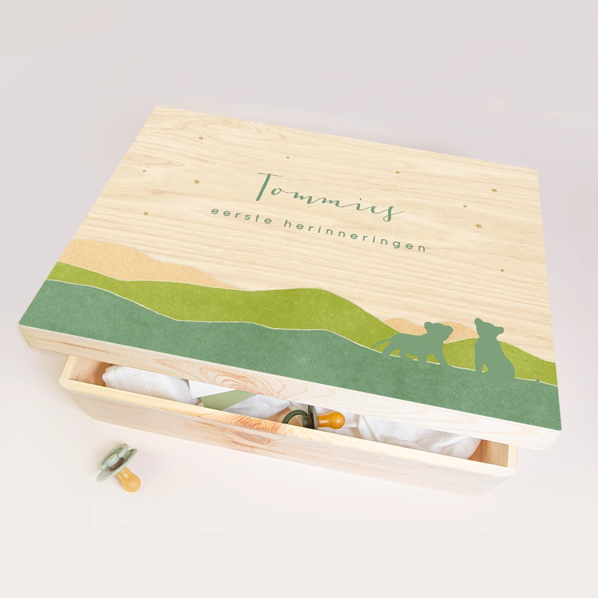 Herinneringsdoos met groen heuvellandschap en welpjes