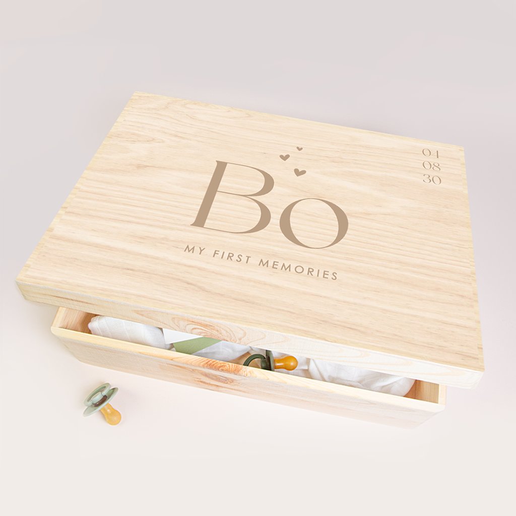 Lieve beige memorybox met geboortedatum en hartjes