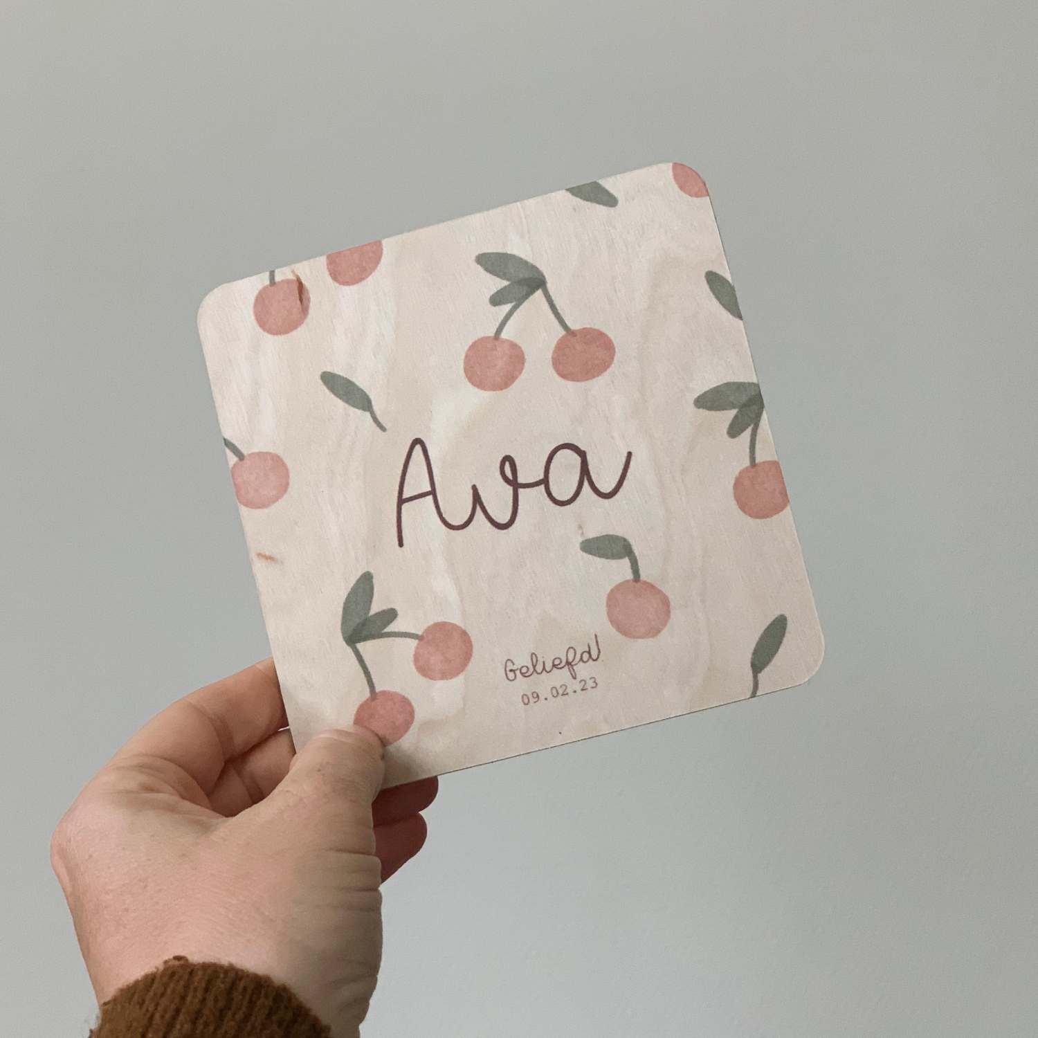 Geboortekaartje meisje op hout met watercolour kersen