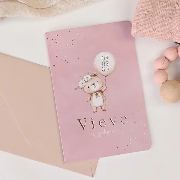 Schattig geboortekaartje met teddy beertje en ballon op roze velvet