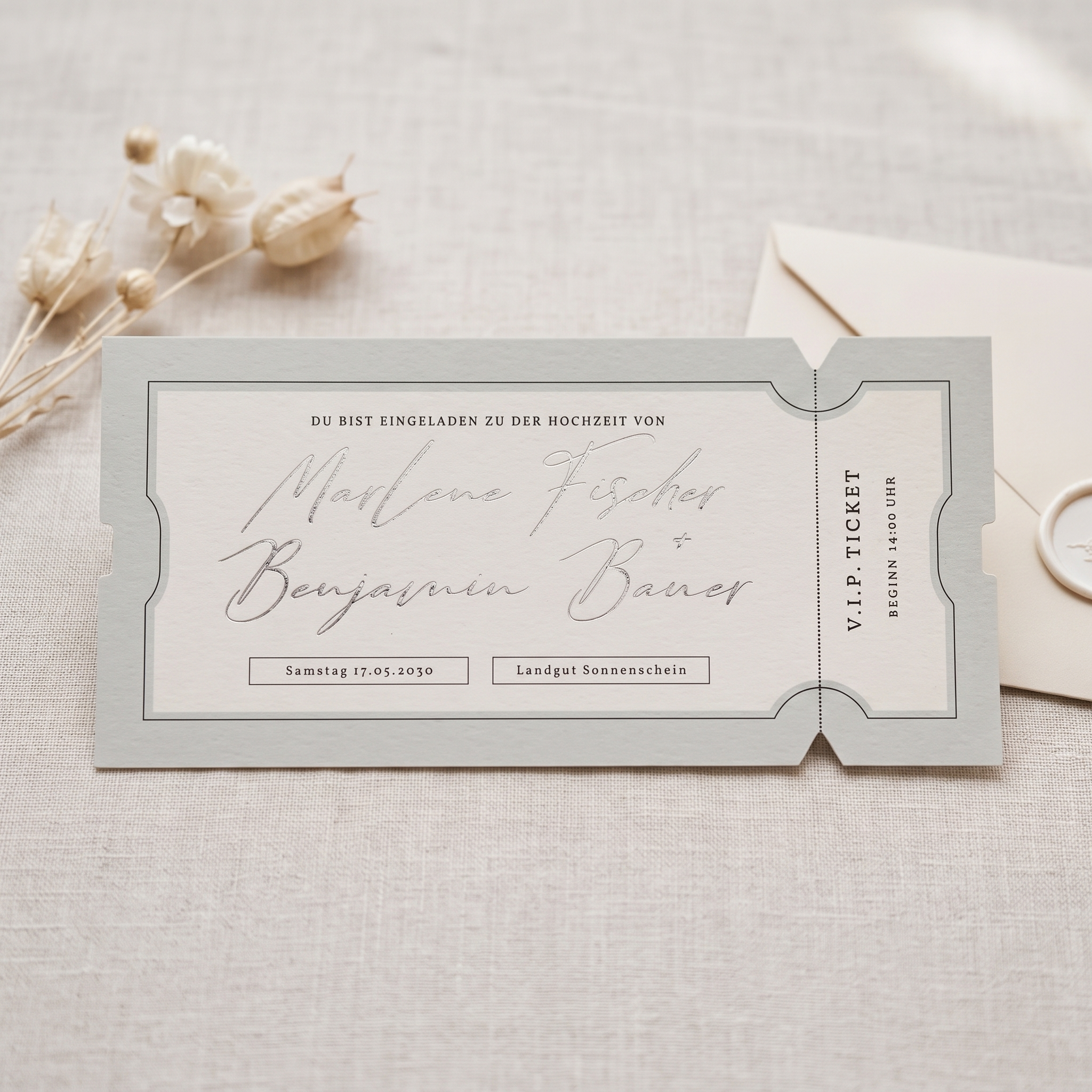 Elegante Hochzeitskarte in Ticketform mit verspielter Typografie und Silberfolie