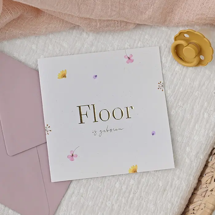 Mooi geboortekaartje met goudfolie naam en gedroogde bloemen