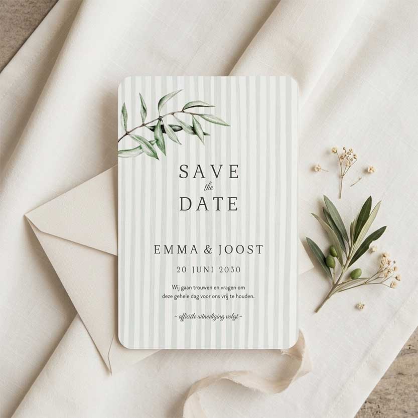 Groene Save the Date met olijftakje streepjes voor Italiaanse bruiloft