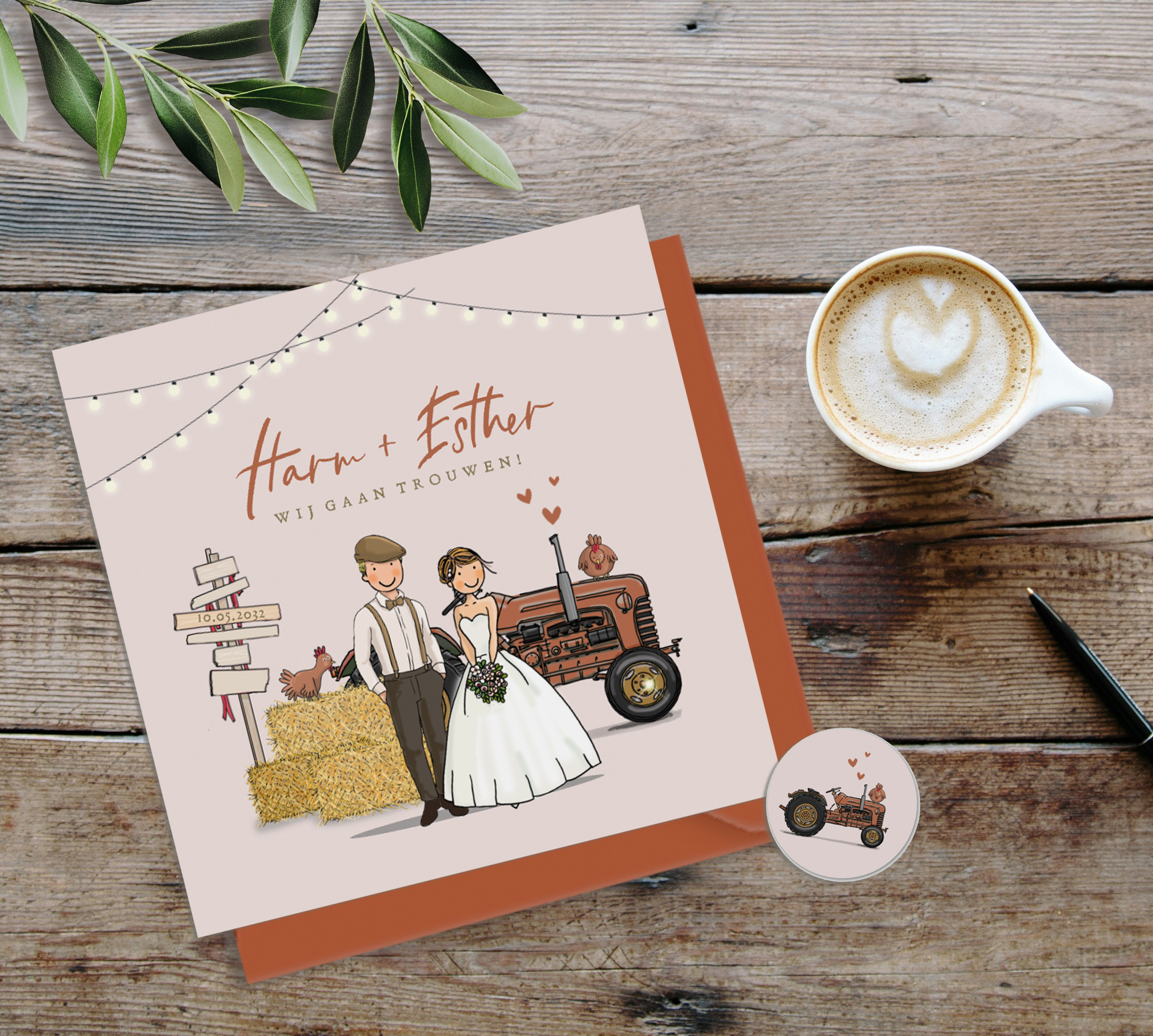 Trouwkaart bruidspaar tractor met hooibalen en lichtjes