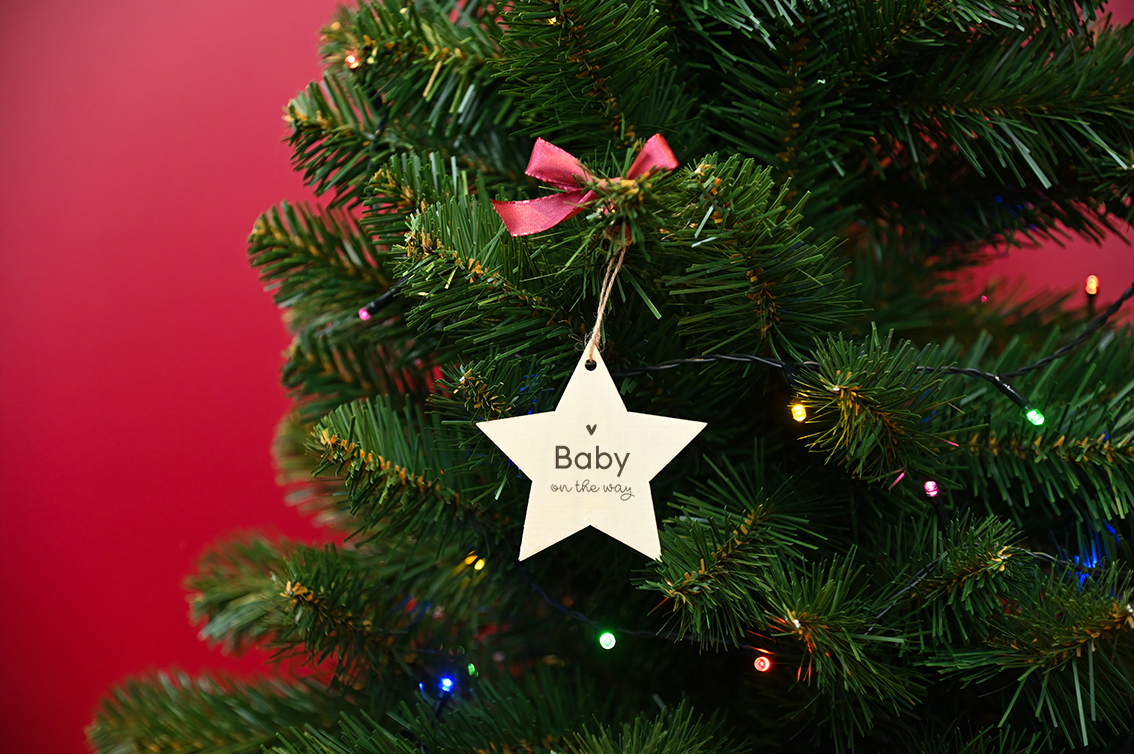 Zwangerschapsaankondiging houten kersthanger ster met tekst