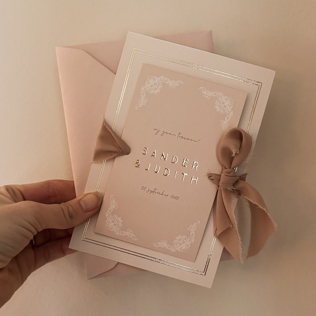 Trouwkaart in zachte kleuren met goudfolie
