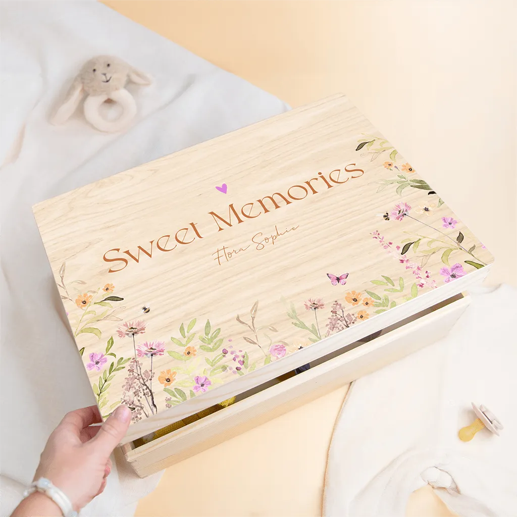Memorybox aus Holz mit bunten Frühlingsblumen auf dem Deckel