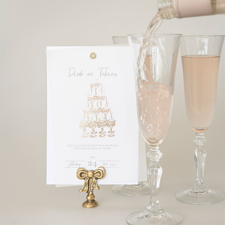 Kalkpapier trouwkaart met champagnetoren van goudfolie