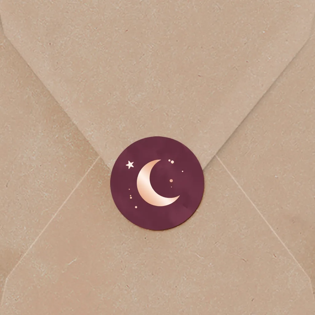 Sluitsticker bordeauxrood met maan en sterren in roségoudfolie