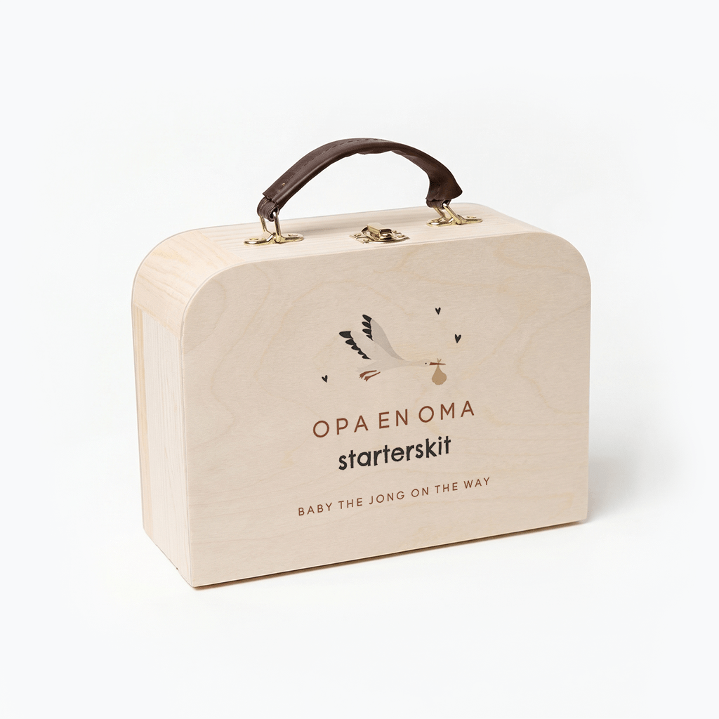 Houten koffertje zwangerschapsaankondiging met ooievaar 