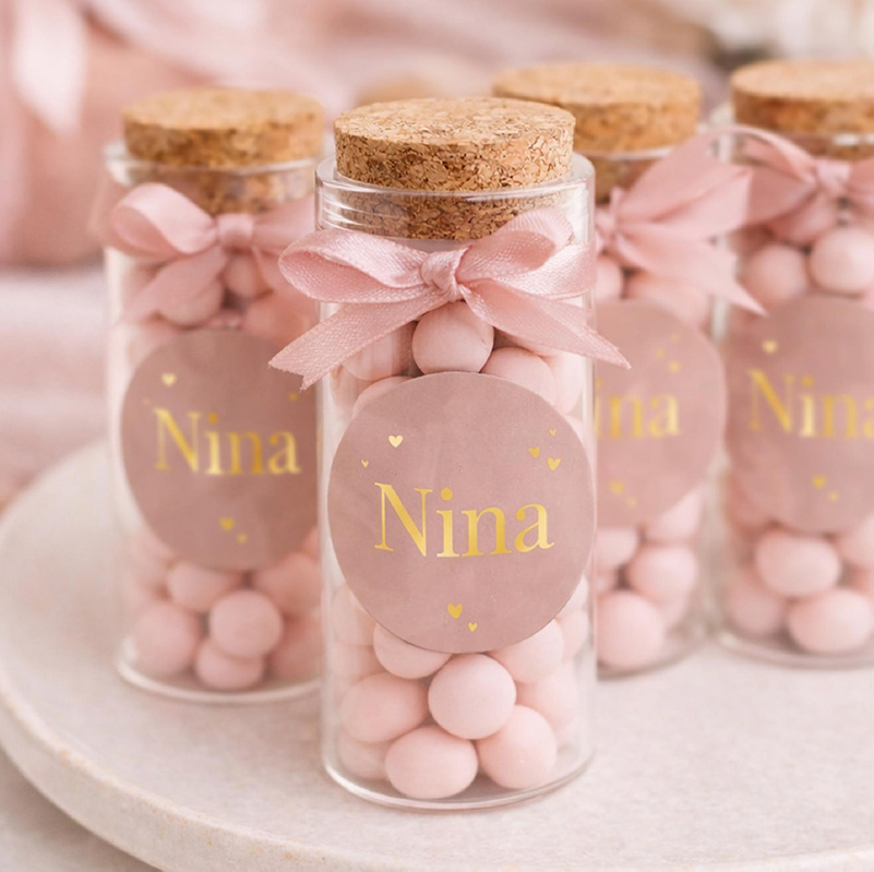 Sluitsticker met naam in goudfolie op oudroze met hartjes - Nina