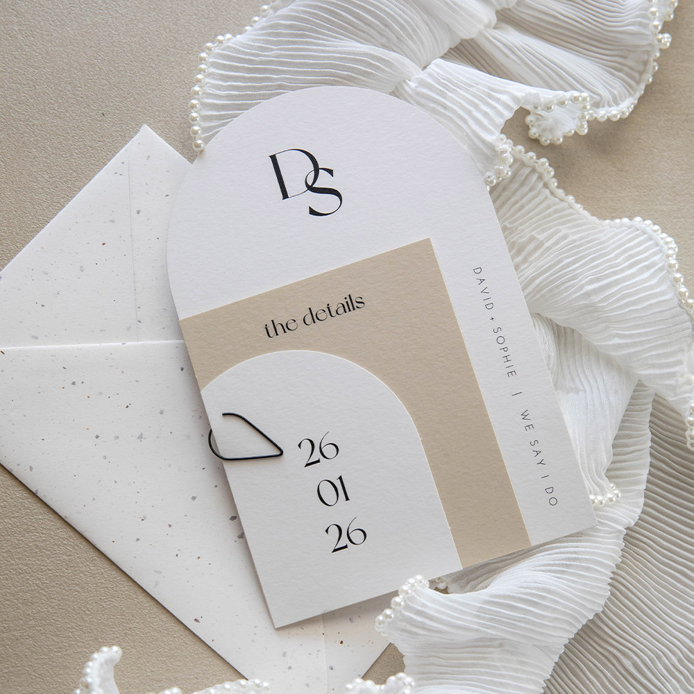 Trouwkaart boogvorm labelkaart beige chic