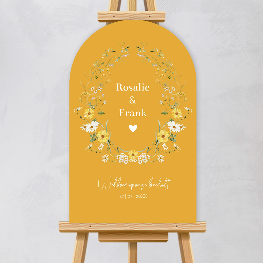 Bruiloftsbord geel bloemen boog botanisch