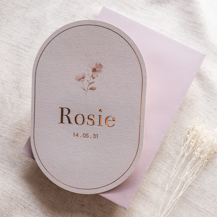 Ovaal geboortekaartje linnenlook met bloemen en roségoudfolie