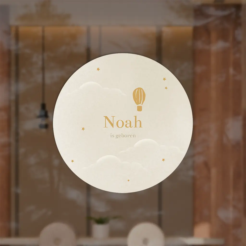 Beige raamsticker met luchtballon, wolken en sterren