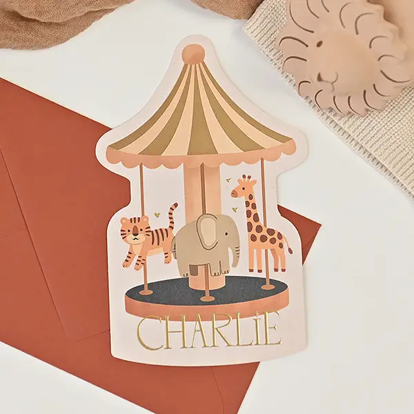 Origineel geboortekaartje met draaimolen met circusdieren