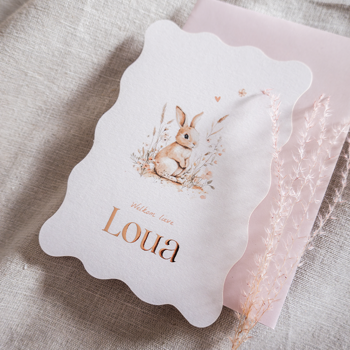 Lief geboortekaartje illustratie konijntje tussen bloemetjes golfrand