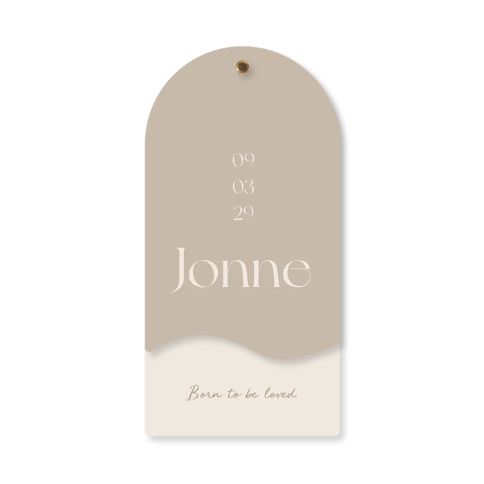 Boogvormig geboortekaartje zand en label met golfrand