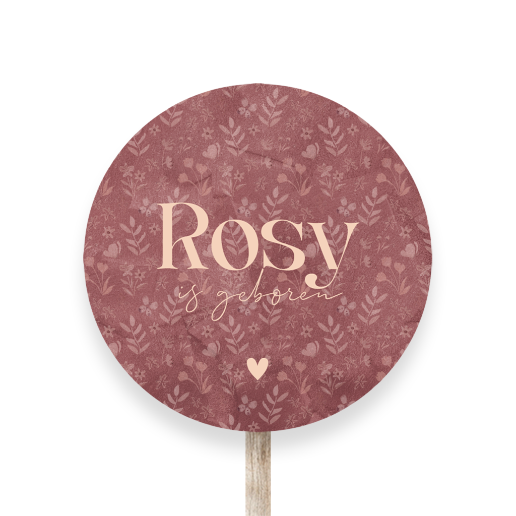 Tuinbord in oudroze kleuren met vintage bloemenachtergrond en hartje