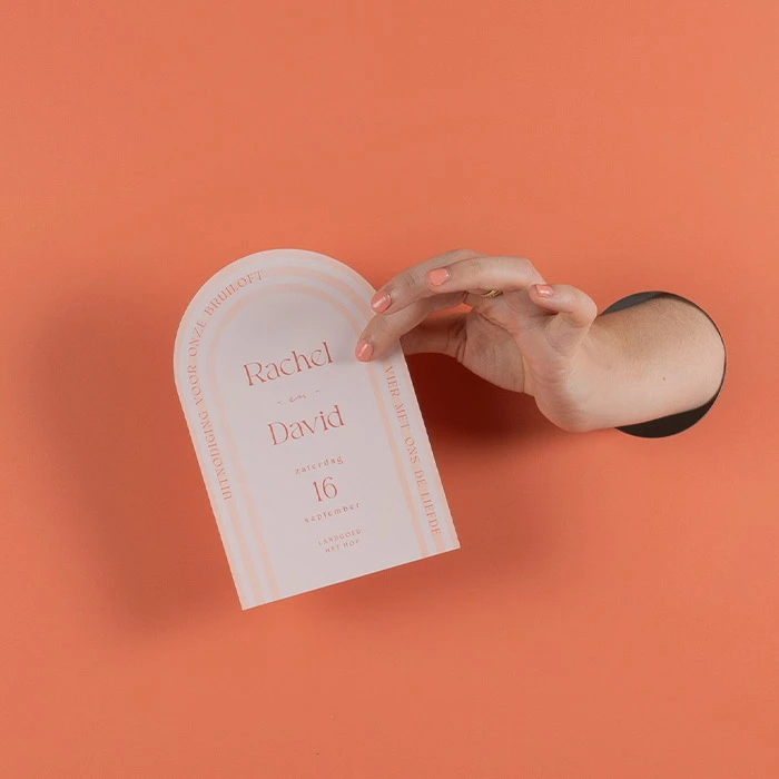 Trouwkaart peach fuzz in boogvorm