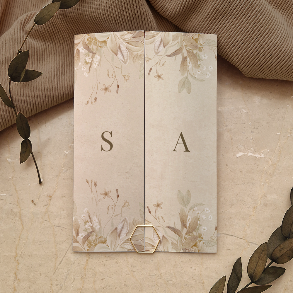 Luikvouw trouwkaart met initialen en vintage floral bloemen