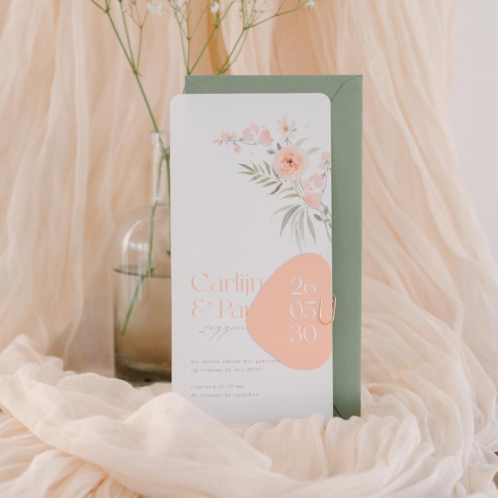 Stijlvolle stapelkaart bruiloft in peachkleur met romantische bloemen