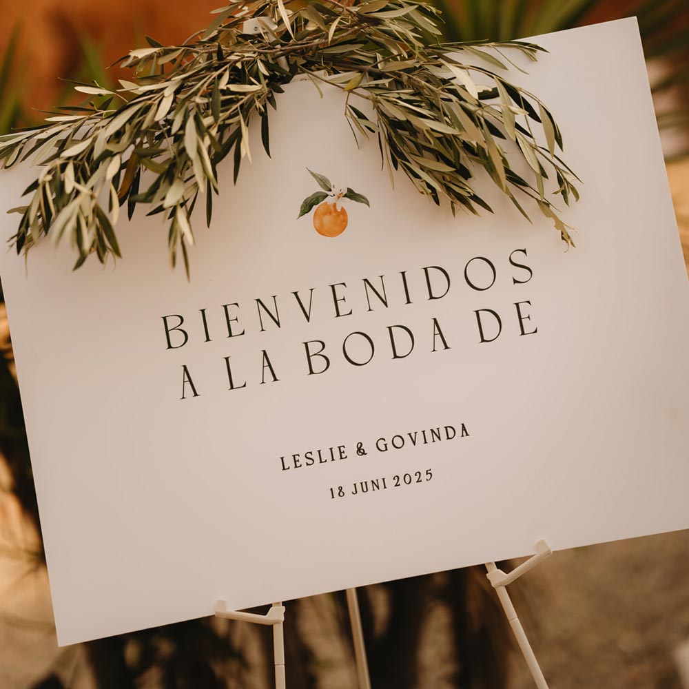 Minimalistisch welkomstbord bruiloft met sinaasappel