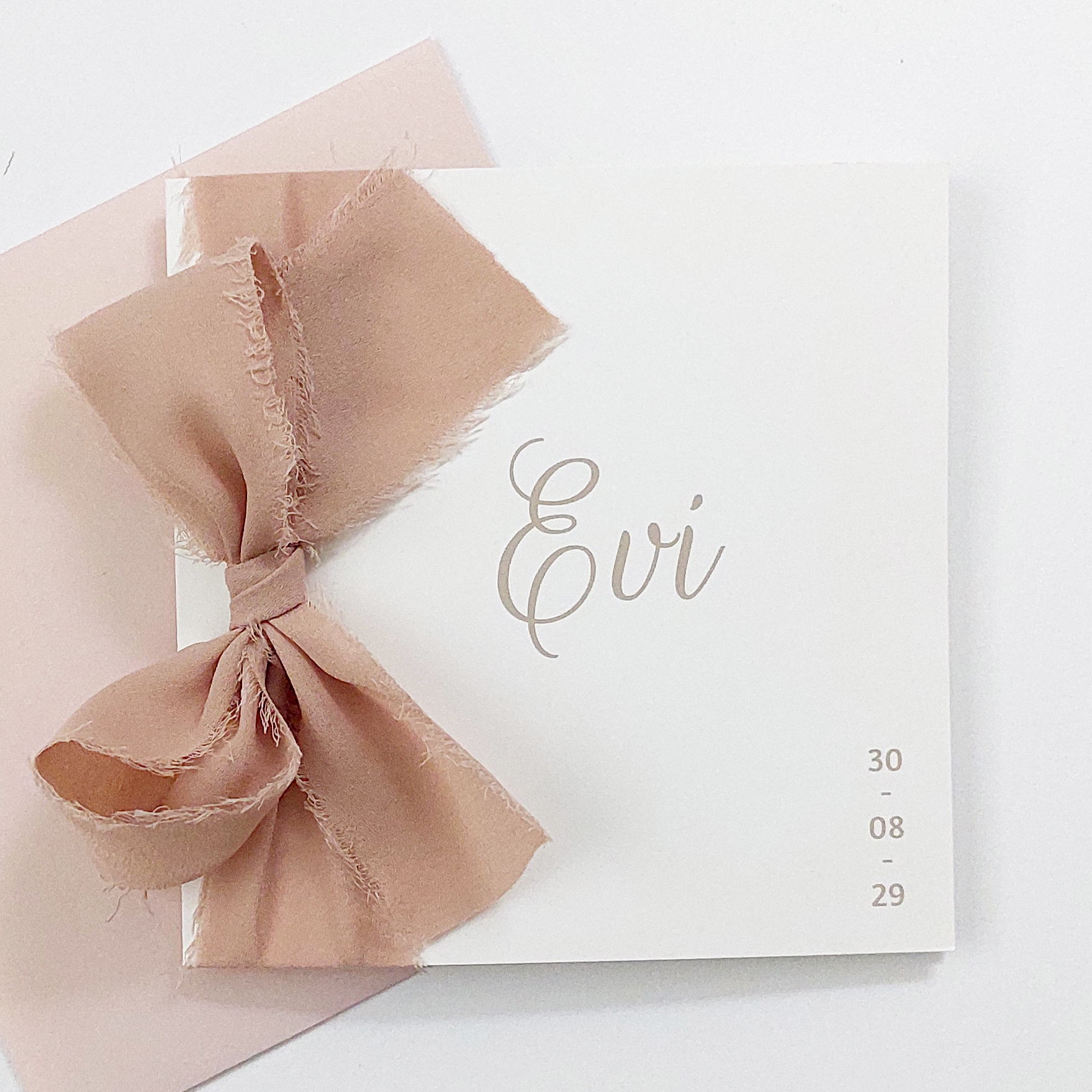 Geboortekaartje met beige strik en foto